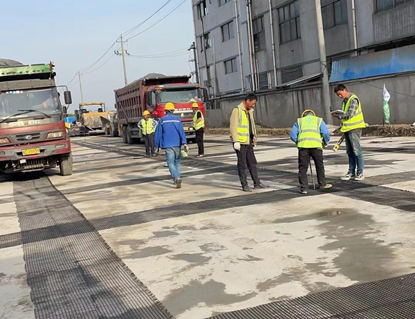 托里老材料的新故事：玻璃纤维土工格栅如何在‘白改黑’浪潮中重获新生？