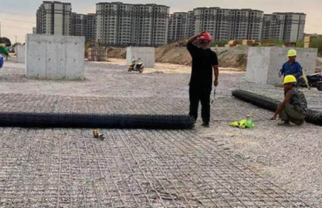 托里土工格栅铺设前地基要怎么处理？